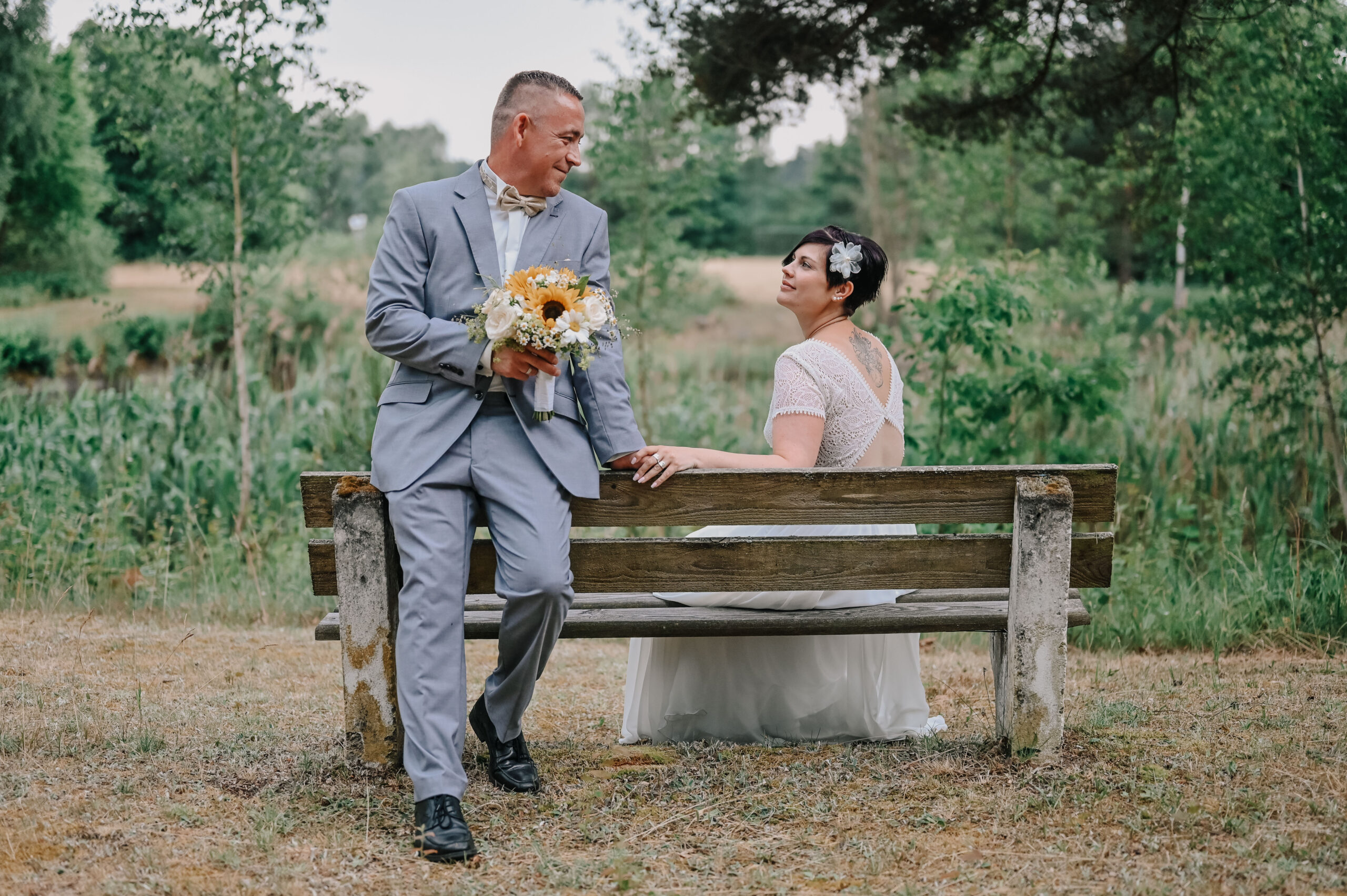 Hochzeitspaar auf Parkbank