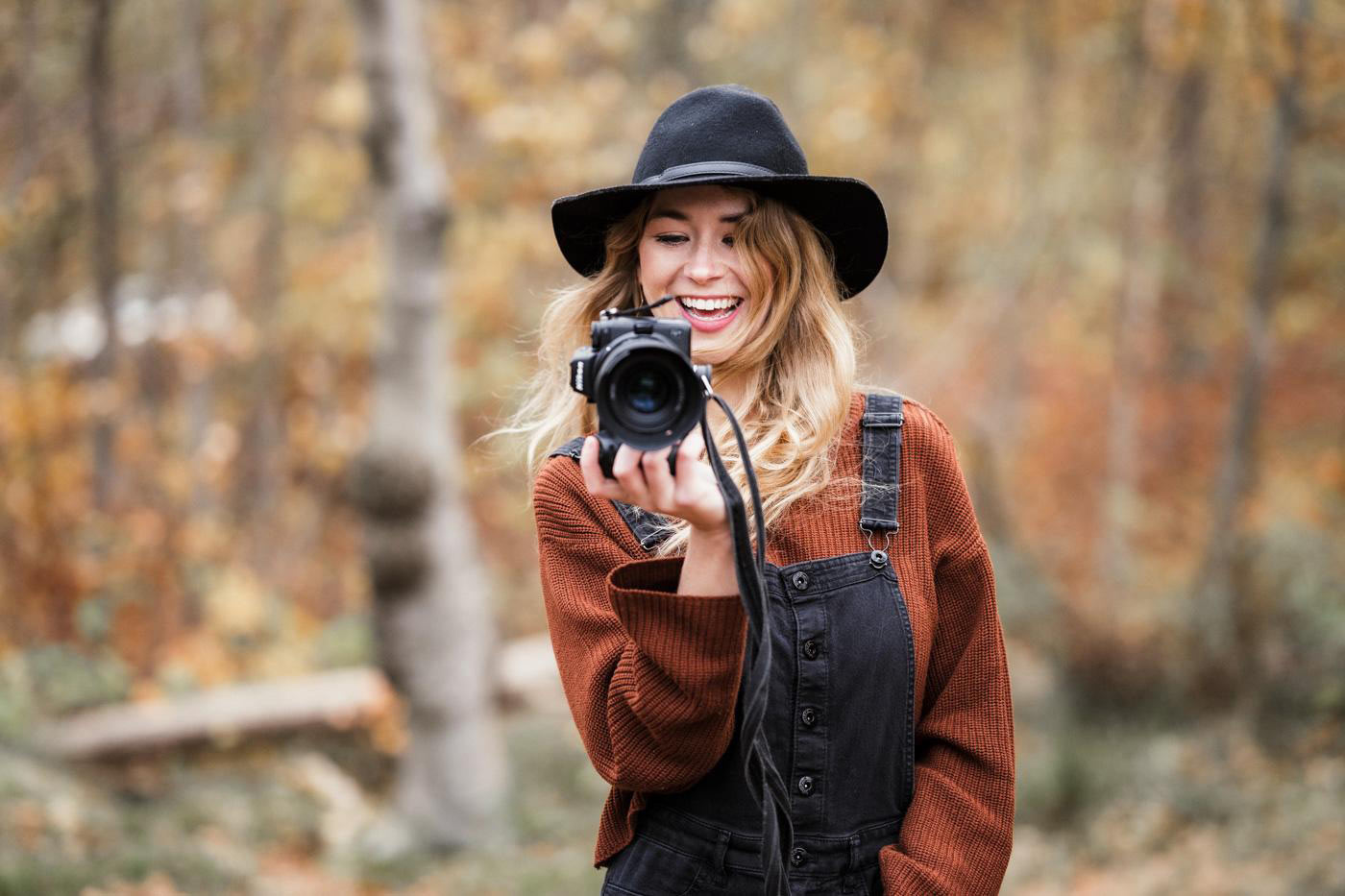Elisa Wichura mit einer Kamera im Wald